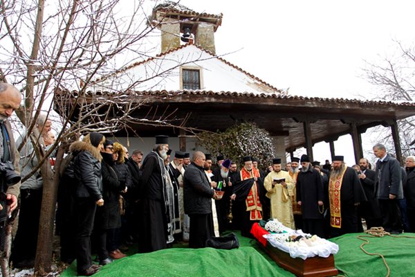 Гробът на светеца е в двора на църквата в Байлово