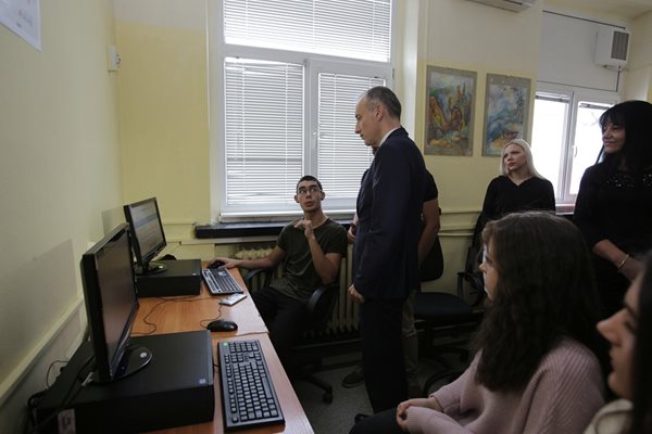 Ученици показват как работи платформата на образователния министър Красимир Вълчев.