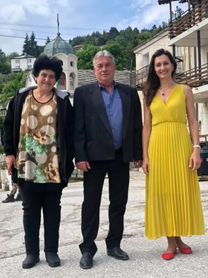 Кметицата на община Куклен Мария Белчева (с жълтата рокля) пристигна цивилна, но се преоблече в носия 