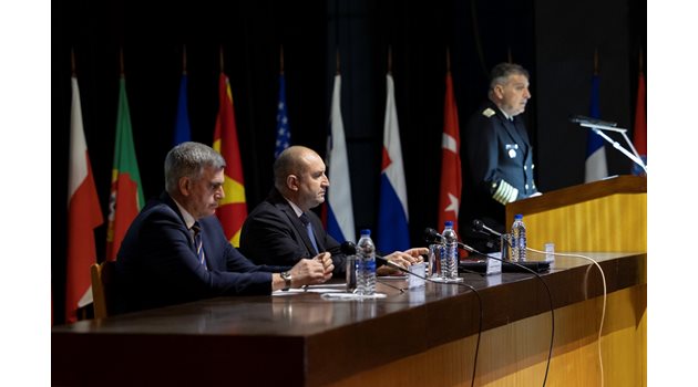 Началникът на отбраната адмирал Емил Ефтимов представи своя анализ на отбраната пред президента Румен Радев и министъра на отбраната Стефан Янев.