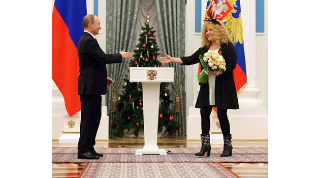 Алла Пугачова няколко пъти се е срещала с Владимир Путин, но за първи път се изправи срещу него.