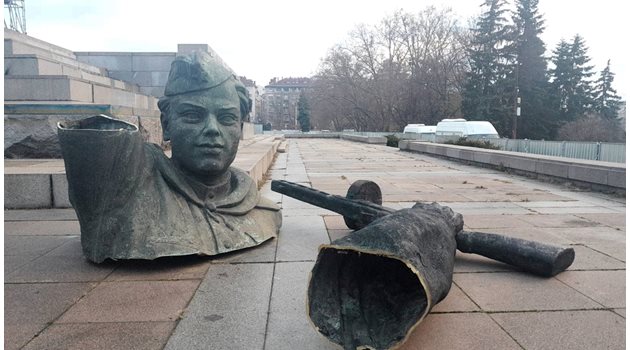 Нарязаният Паметник на Съветската армия в София