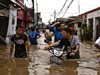 24 души са загинали, а 26 са изчезнали заради наводненията в Индонезия