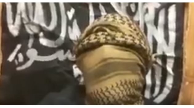 На кадрите не се вижда лицето на мъжа, но на фона има черно знаме, което е символът на ИДИЛ. Кадър: Leisure Group