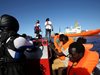 Мигрантите от кораба "Акуариус" ще поемат към Испания