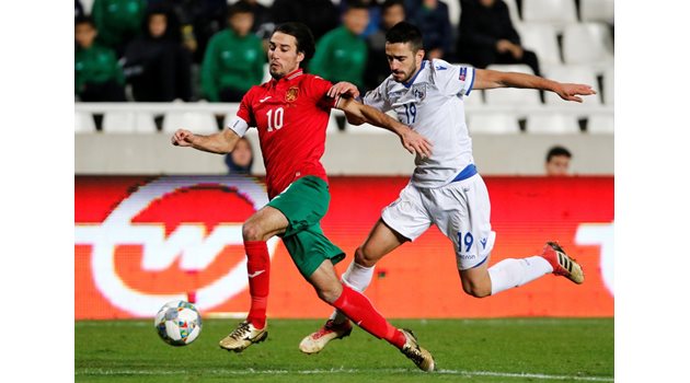 Капитанът на България Ивелин Попов атакува вратата на Кипър при равенството 1:1 в мача от Лигата на нациите.
