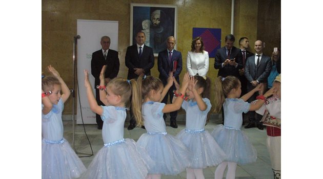 Малки "снежинки" от детска градина "Светлина" в Стара Загора поздравиха президента Румен Радев и другите гости за добре дошли.