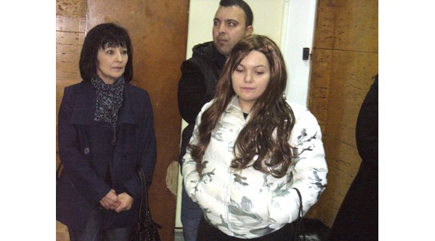 Мария /вдясно/ изчаква пред съдебната зала началото на делото заедно с майка си и брат си.