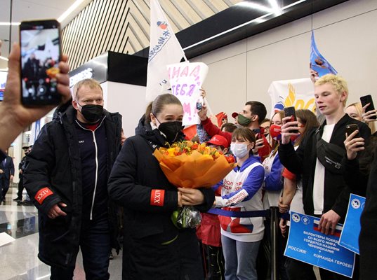 Камила Валиева се прибира от олимпиадата в Пекин. 