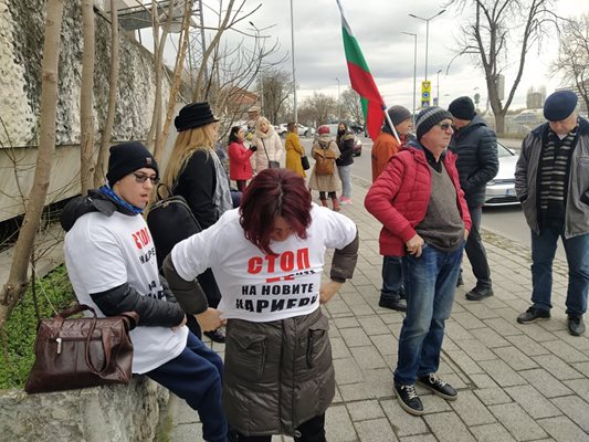 Хората от Белащица облякоха протестни фланелки.