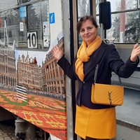 Художничката Петя Илиева в последните години се опитва да покаже чрез столичния градски транспорт колко много прилики има между българския и чуждестранния фолклор.