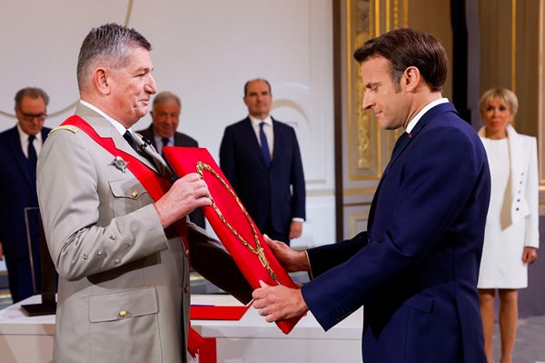 Началникът на военния щаб на президентството на Франция Беноа Пуга пред френския президент Еманюел Макрон