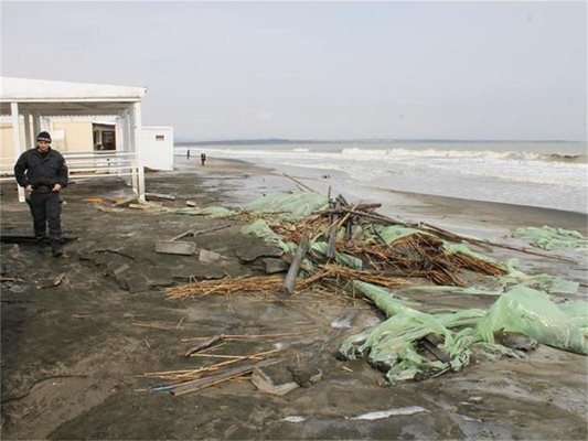 Пясъкът на плажа в Поморие е отнесен, оголени са кабели и ВиК инсталации. 
СНИМКИ: ЕЛЕНА ФОТЕВА
