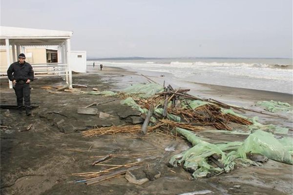 Пясъкът на плажа в Поморие е отнесен, оголени са кабели и ВиК инсталации. 
СНИМКИ: ЕЛЕНА ФОТЕВА
