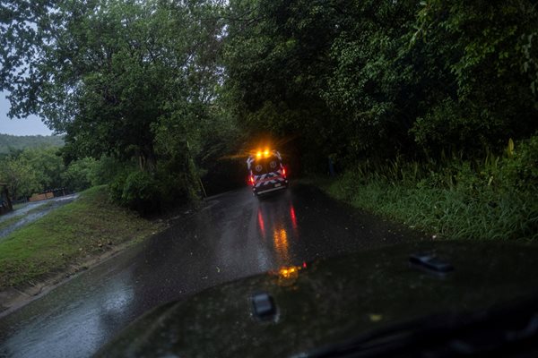 Линейка минава през наводнени улици в Пуерто Рико