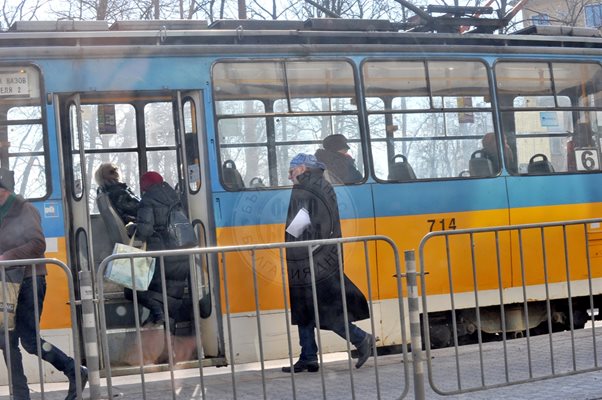 Без притеснение великият изпълнител се качи на трамвая сред нормалните хора