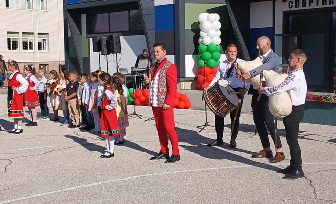 Николай Славеев разплака учители и родители с "Петко льо, капитанине" в село Труд (Видео, снимки)