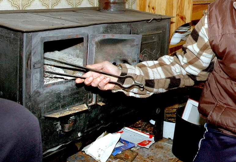 Забрана за печки на дърва и въглища влиза в сила в 9 столични района от днес