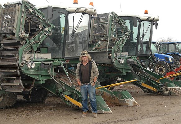 Дон Фабрицио пред своите трактори, които са запорирани след кражбата на фирмата му.