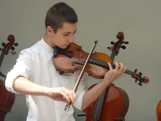 15-годишният ученик от Казанлък Александър Тянов единствен заслужи честта да посвири с 300-годишната цигулка "Гуарнери". За изявата си младият музикант избра произведение на Бах.