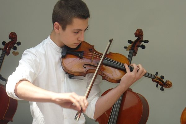 15-годишният ученик от Казанлък Александър Тянов единствен заслужи честта да посвири с 300-годишната цигулка "Гуарнери". За изявата си младият музикант избра произведение на Бах.