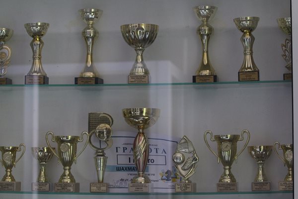 Грамотата по шахмат и купата по футбол пред нея са спечелени от Георги и неговите съотборници.