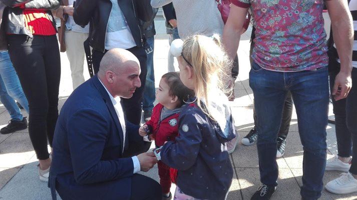 Бившият граничен полицай Михаил Цонков прегръща племенничките си на излизане от Съдебната палата в Бургас СНИМКИ: Авторката