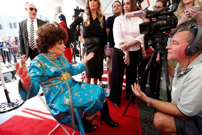 Джина Лолобриджида дава интервю, след като е получила звезда на свое име в Алеята на славата в Холивуд.
СНИМКИ: РОЙТЕРС