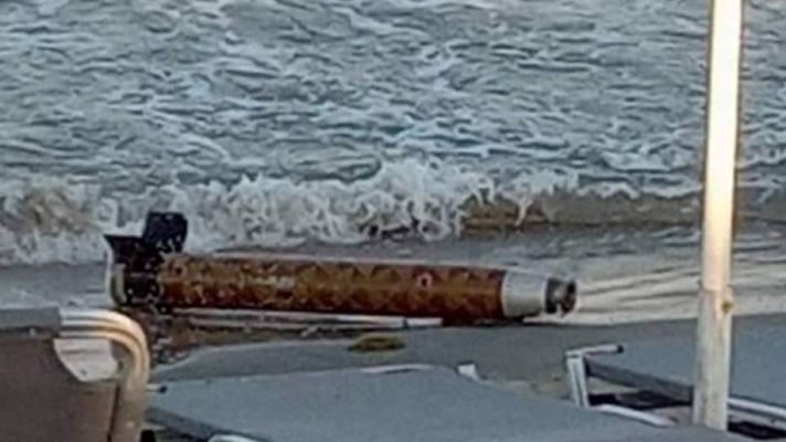 Наскоро военен боеприпас изплува и на плажа между Поморие и Ахелой.
Снимка: Фейсбук