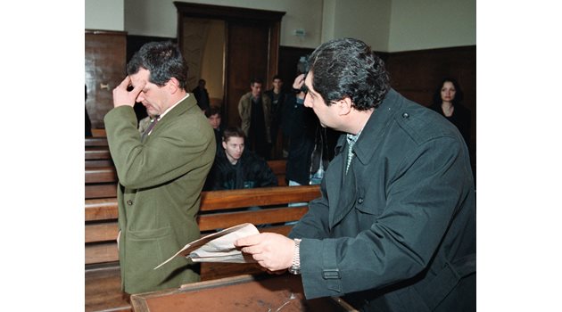 През 1998 г. спецченгето Александър Вълков стреля по беглец с фолксваген, който по-късно умира. Днес Вълков е единственият BG полицай, издирван с Интерпол.