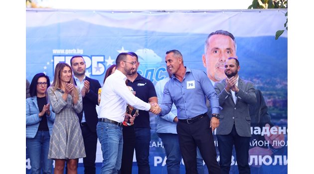 Хекимян поздравява кмета на "Люлин" Милко Младенов, който отново е кандидат за поста