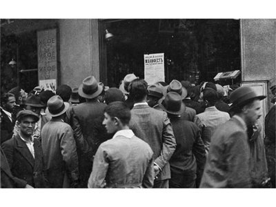 Народът чете манифеста за преврата на 19 май 1934 г. 
СНИМКИ: ЛИЧЕН АРХИВ НА АВТОРА