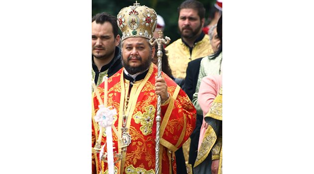 Епископ Киприян по време на църковна служба във Враца