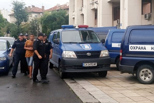 15-годишният Иван Иванов влиза с белезници в съда. Снимка:Елена Фотева