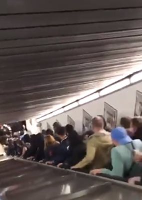 Хората се евакуираха от метрото Кадър: youtube/ Dave Wood