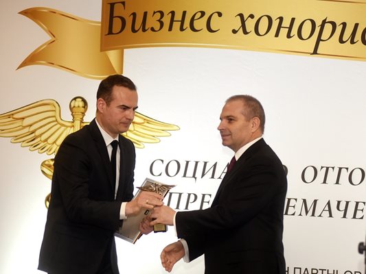 Джордж Маргонис - генерален мениджър на “Филип Морис България”, получи отличието си от Гроздан Караджов, вицепремиер и министър на регионалното развитие.