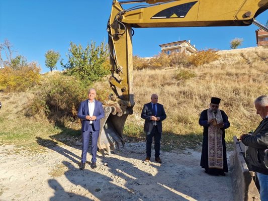 Кметът на Асеновград д-р  Христо Грудев (вляво) даде старт на изграждането на новата детска градина.

СНИМКА: Община Асеновград.