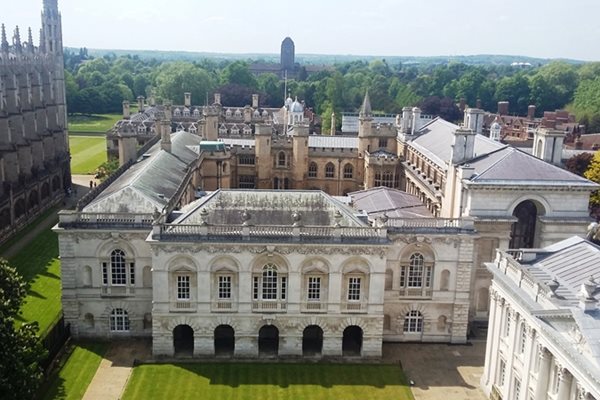 Университетът в Кембридж - едно от местата, които изучаващите английски имат възможност да посетят.