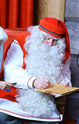 Дядо Коледа пише първото си писмо с пожелание до българите