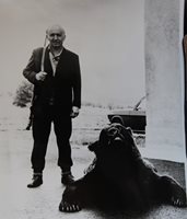 Тодор Живков позира до мечка след лов в стопанството "Студена на Витоша".
