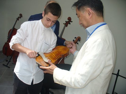 Китайският лютиер Дзенг Куан поднася на младия български цигулар Александър Тянов 300-годишната цигулка на италианския майстор Джузепе Гуарнери.
