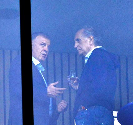 Настоящият собственик на "Левски" Наско Сираков и бившият собственик Спас Русев говорят зад стъклата на ложата на "Герена" по време на мач на "сините". СНИМКА: ЙОРДАН СИМЕОНОВ