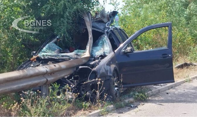 Колата на двамата младежи се врязала в мантинелата. Снимка: БГНЕС