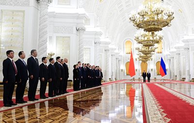 Владимир Путин посрещна китайския лидер Си Дзинпин в Големия Кремълски дворец СНИМКИ: Ройтерс