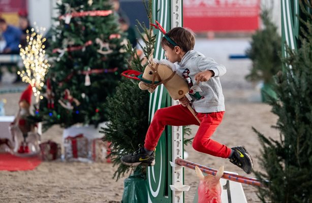 5-годишният Алек Арифов прескача препятствие и се забавлява по време на коледния турнир по хобихорсинг на конна база НИЕСА. СНИМКИ: ФИЛИП СТАНЧЕВ