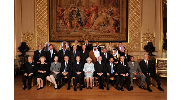 Прием на Елизабет II от 2012 г. Кралица Маргрете II (трета от ляво на дясно в седналия ред) и Симеон Сакскобургготски (седмият от ляво на дясно в седналия ред), които са братовчеди и един с друг, и с покойната британска кралица.