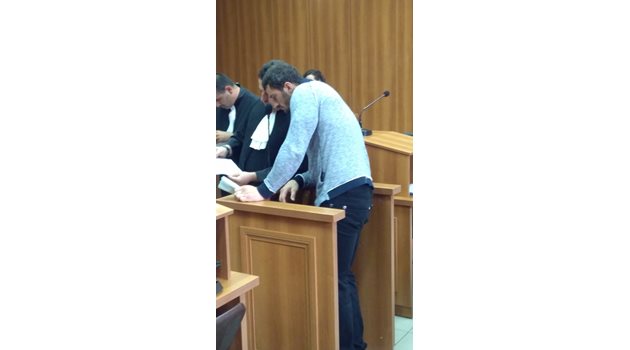 Низамов се яви с двама адвокати, но той говори в залата повече от тях.