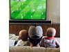 Енрике Иглесиас гледа футбол с близнаците (Снимка)
