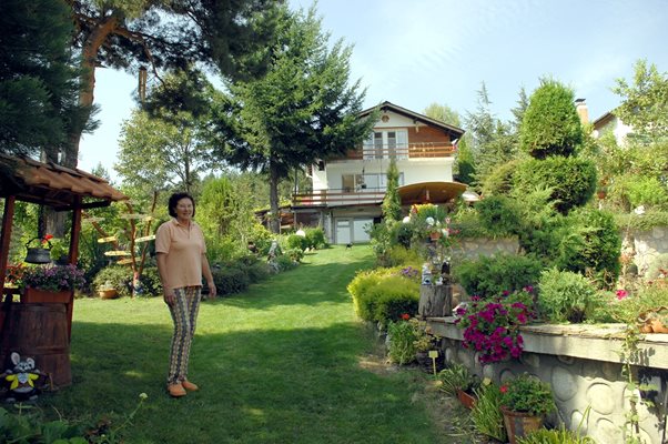 Йорданка Благоева в градината на вилата си
СНИМКА: АРХИВ
