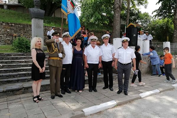 Моряци дойдоха в с. Свежен да отдадат почит на първия български подводничар Рашко Серафимов.